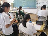 支援学級１組の理科の授業では、マグネシウムとスチールウールの燃焼実験を行い、「酸化」について学習していました。